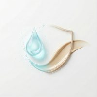 تفاوت آبرسان و مرطوب‌کننده: تصویر گرافیکی مقایسه قطره آب (آبرسانی) و بافت کرمی (مرطوب‌کننده)