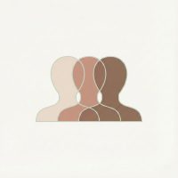 تصویر مینیمال سه شکل انسانی با رنگ‌های مختلف پوست نمایانگر تنوع طبیعی ملانین